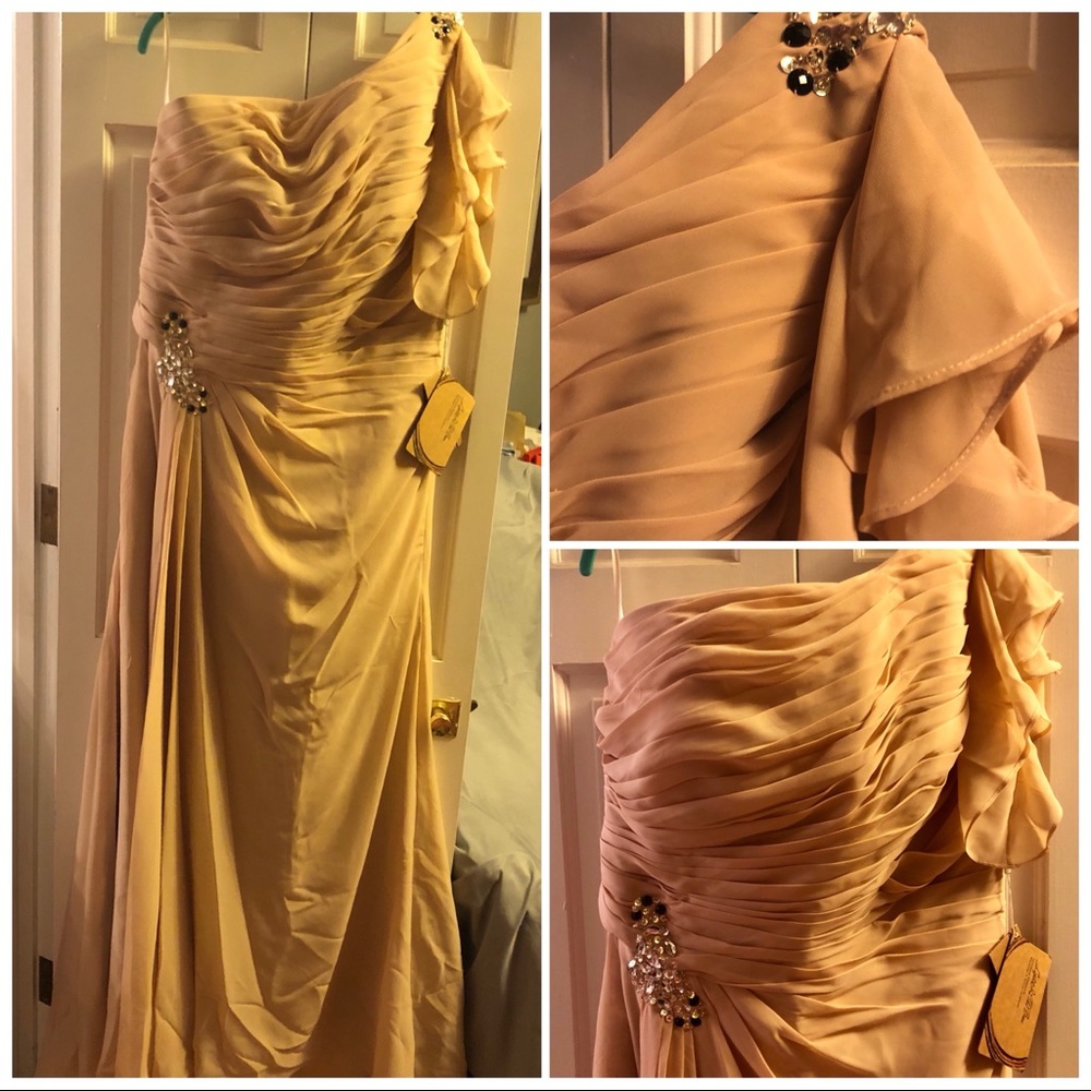 NWT Beautiful evening dress. Size 16